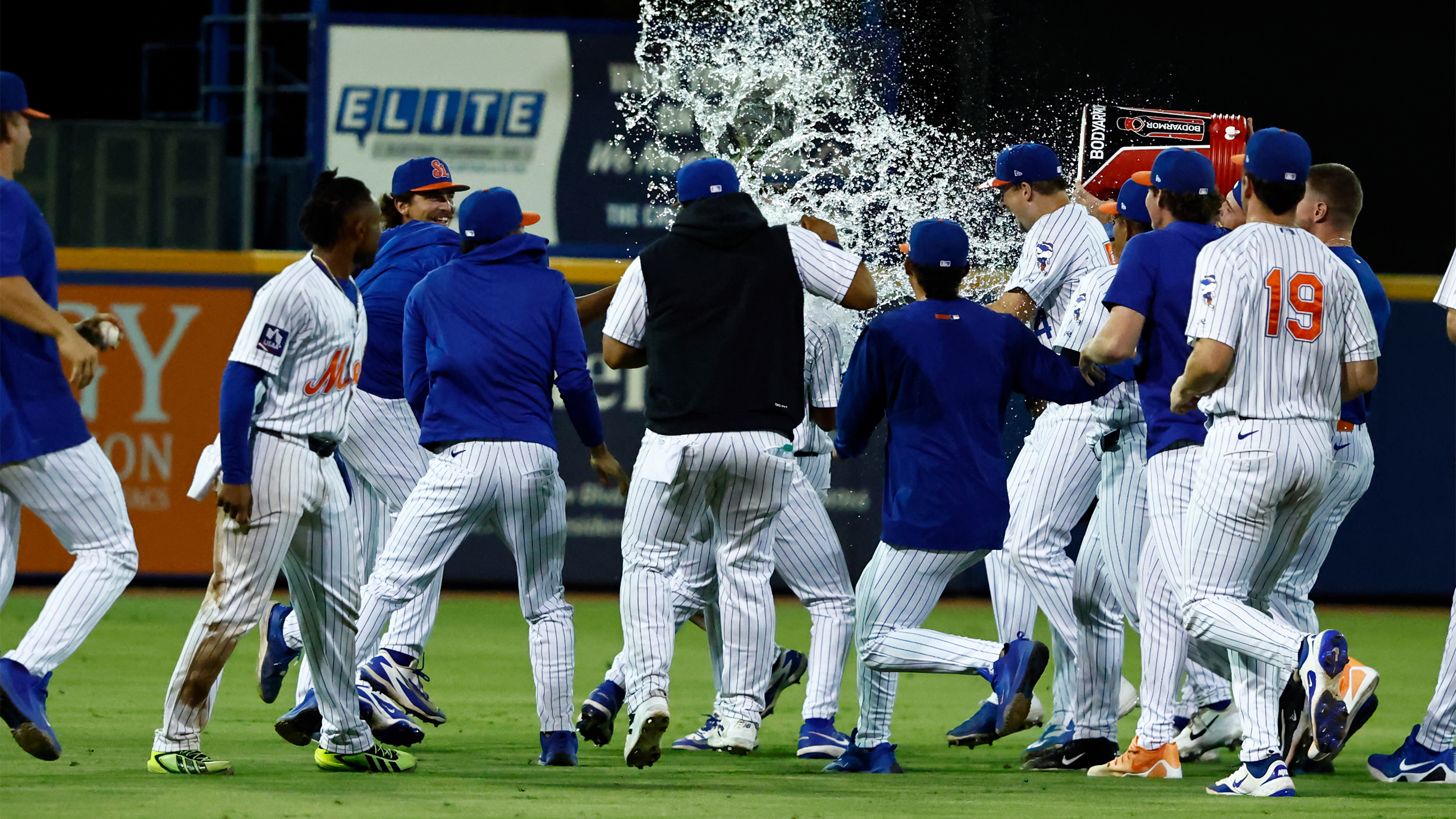 Mets split doubleheader with Tortugas after wild 11-10 walk-off win